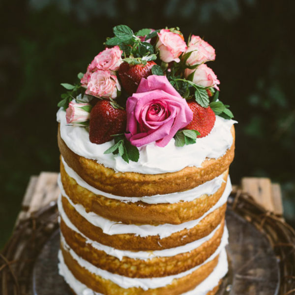 Beautify Your Wedding Cake with Fresh Flowers